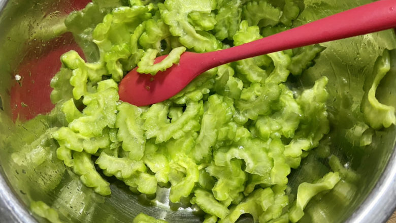苦瓜摊鸡蛋,搅拌均匀腌制10分钟,进一步去除苦味
