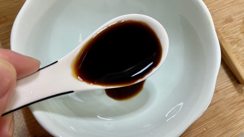 韭菜豆腐➕韭菜烧老豆腐,准备调味汁,一汤匙<a style='color:red;display:inline-block;' href='/shicai/ 788'>生抽</a>