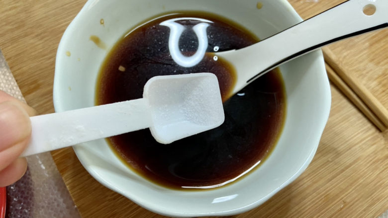 韭菜豆腐➕韭菜烧老豆腐,尝下咸淡,根据自己口味添加少许盐,搅拌均匀