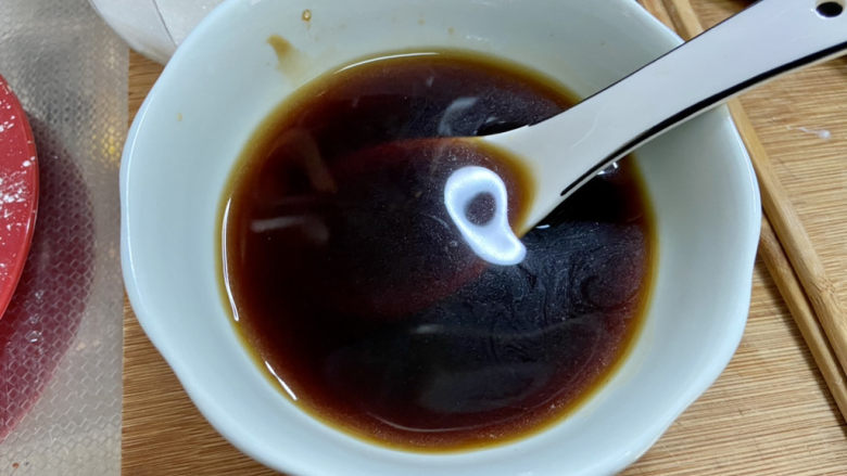 韭菜豆腐➕韭菜烧老豆腐,加入四汤匙清水,搅拌均匀
