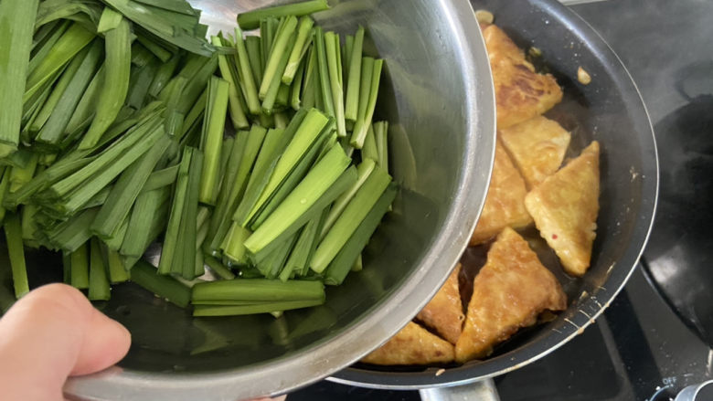 韭菜豆腐➕韭菜烧老豆腐,最后加入韭菜段,翻炒断生即可出锅