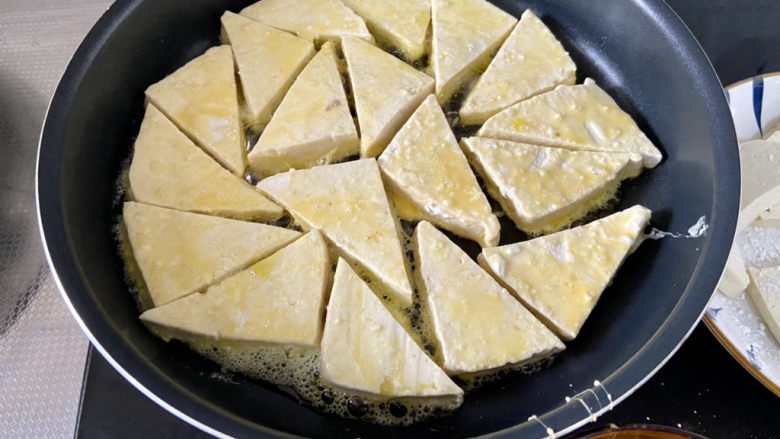 韭菜豆腐➕韭菜烧老豆腐,豆腐拍淀粉裹蛋液,下锅煎