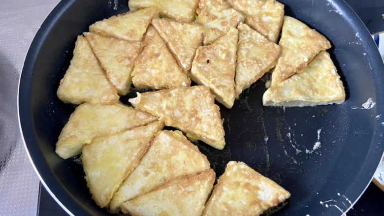 韭菜豆腐➕韭菜烧老豆腐,中小火煎到一面金黄,翻面继续煎,