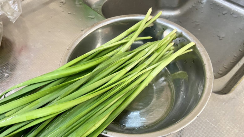 韭菜豆腐➕韭菜烧老豆腐,韭菜择好洗净