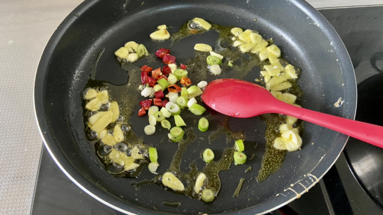 韭菜豆腐➕韭菜烧老豆腐,下干辣椒葱末,小火煸香