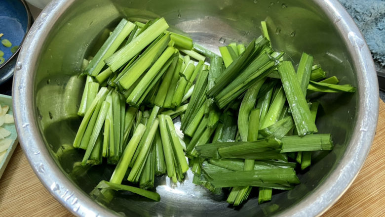 韭菜豆腐➕韭菜烧老豆腐,韭菜切段