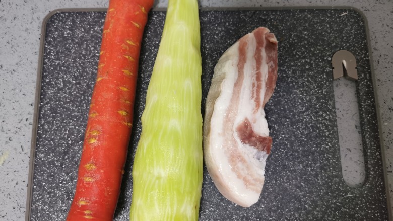 家常炒肉片,准备食材,<a style='color:red;display:inline-block;' href='/shicai/ 124'>莴笋</a>去皮