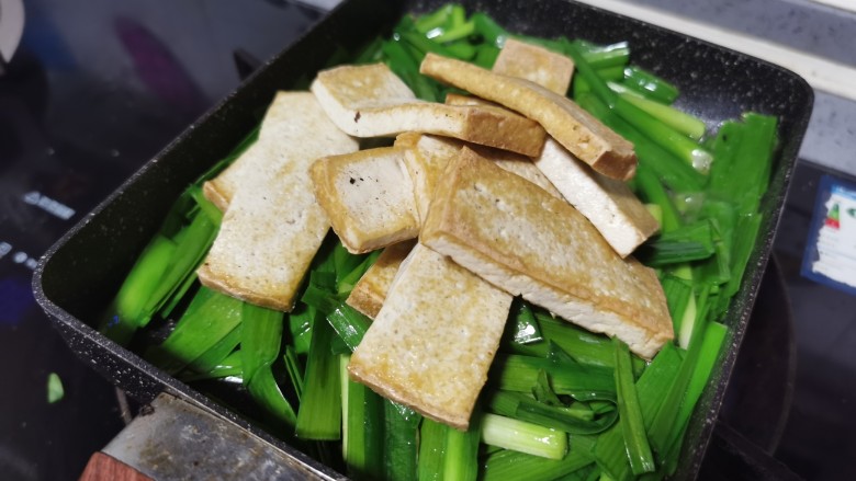 韭菜豆腐,放入豆腐