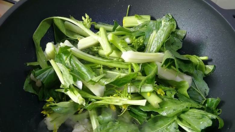 蒜蓉菜心,加入菜心，炒至断生
