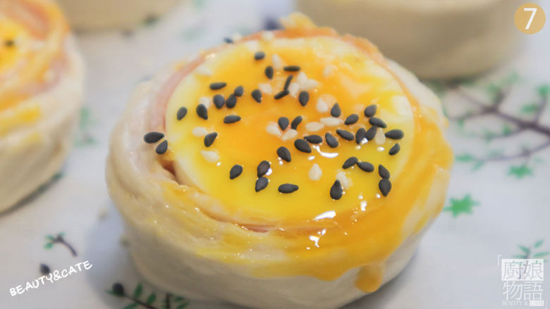 手抓饼还能这么吃?咸香酥脆,好吃到转圈圈!,放入烤箱,180度烤20分钟。