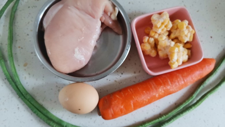 胡萝卜鸡肉饼,准备食材备用