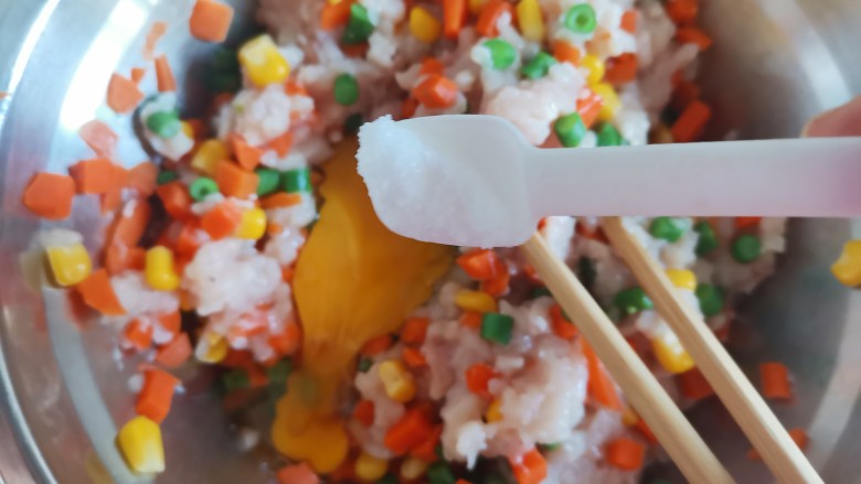 胡萝卜鸡肉饼,加入适量的盐调味