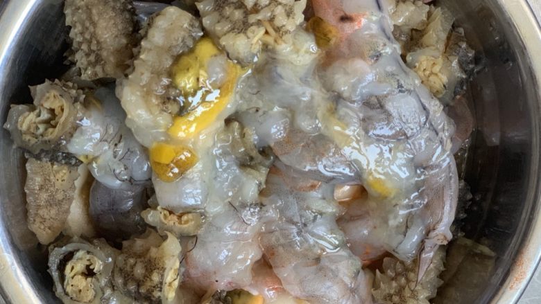 海鲜总汇,海鲜洗净去皮