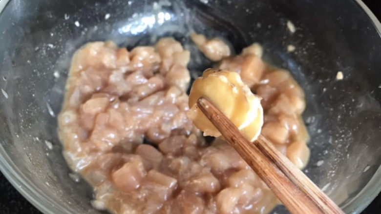 胡萝卜鸡肉饼,腌制好的鸡肉，把里面的姜片取出丢掉