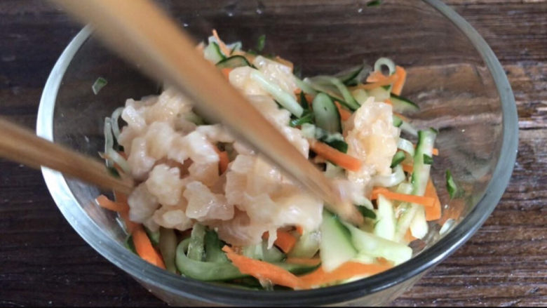 胡萝卜鸡肉饼,把鸡肉加入腌制好的胡萝卜中,拌匀