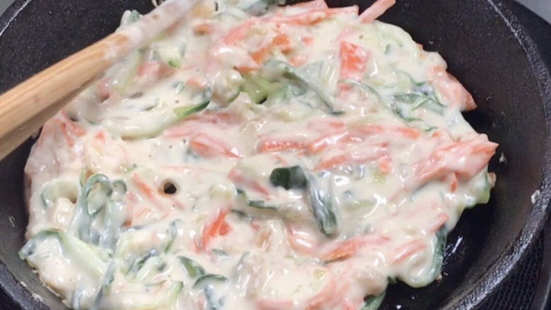 胡萝卜鸡肉饼,放入面糊,摊平,中火煎至周边开始变色时翻面