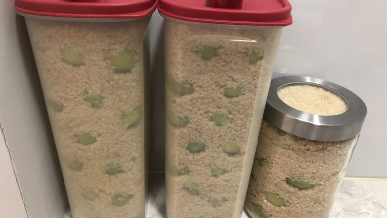 青梅汁,特百惠(红色)的瓶子我用的是完整的梅子,最右边透明玻璃瓶,每颗梅子上拉了一个口,以加速他们融合。
做好的青梅放在阴凉处静置,跟我一起等待他们的变化吧。