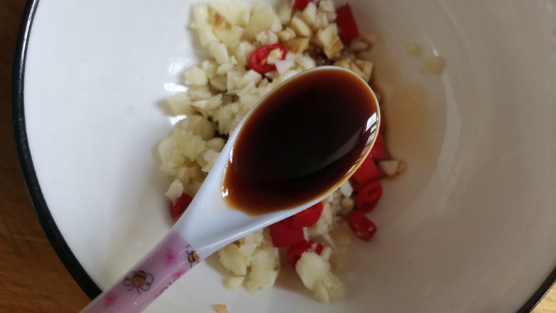 蒜蓉菜心,大蒜和小米辣加入碗中,加入2勺<a style='color:red;display:inline-block;' href='/shicai/ 788'>生抽</a>