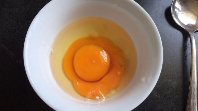 水嫩蒸蛋,<a style='color:red;display:inline-block;' href='/shicai/ 9'>鸡蛋</a>磕碗里