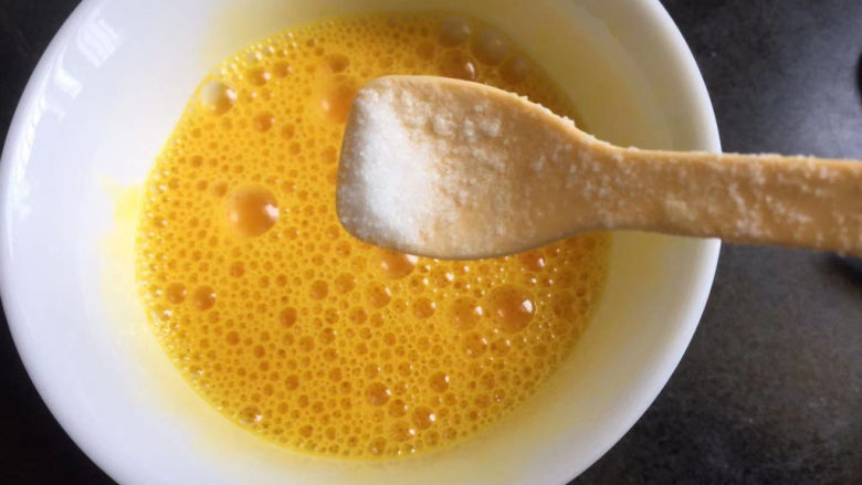 水嫩蒸蛋,加入少许盐