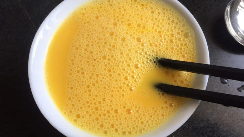 水嫩蒸蛋,搅拌均匀