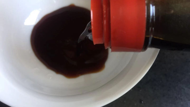 白菜煲,来调个料汁:一勺<a style='color:red;display:inline-block;' href='/shicai/ 788'>生抽</a>