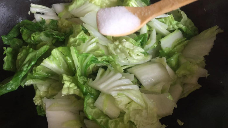 白菜煲,加入适量食盐,炒至软