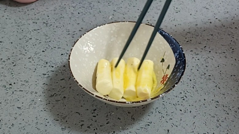 炸山药,换个碗,倒出蛋液