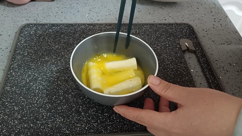 炸山药,搅拌均匀,我的山药有点少,鸡蛋液多了
