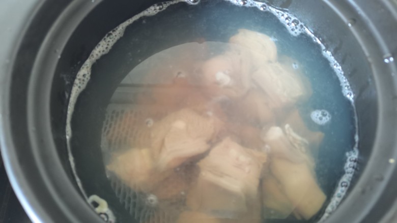 玉米炖羊肉,羊肉放入炖锅,加入适量的水烧开