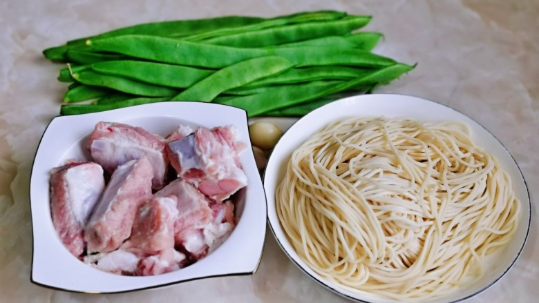 豆角焖肉,准备食材,冷水泡30分钟。