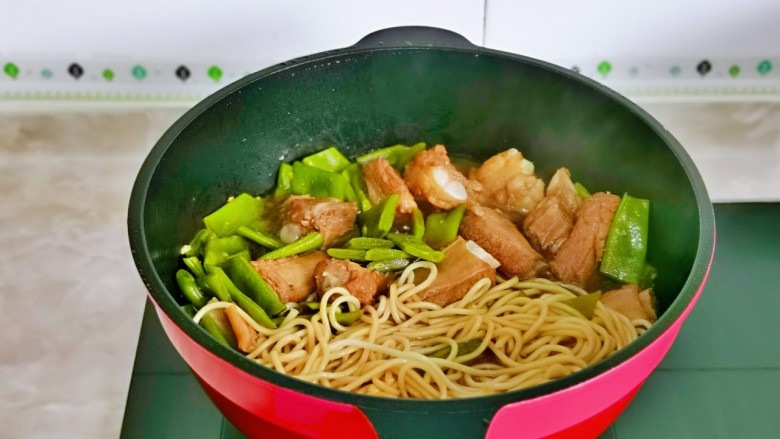 豆角焖肉,加入<a style='color:red;display:inline-block;' href='/shicai/ 526'>面条</a>,焖熟至入味即可。