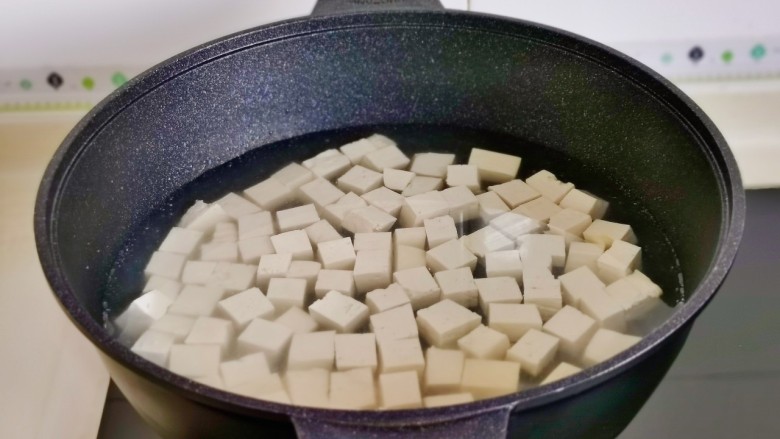 石锅豆腐,焯水,冷水下锅烧开煮1分钟捞出沥干水分。
