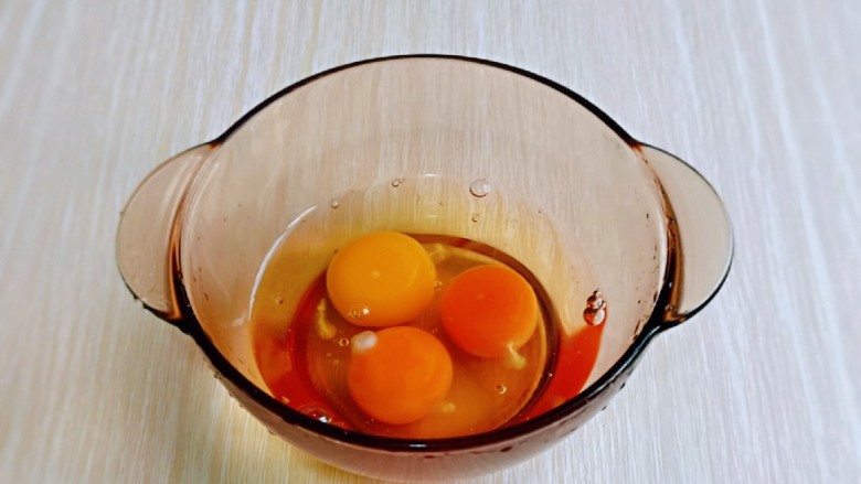 水嫩蒸蛋,鸡蛋磕碗里,我用的<a style='color:red;display:inline-block;' href='/shicai/ 60780'>土鸡蛋</a>比较小。