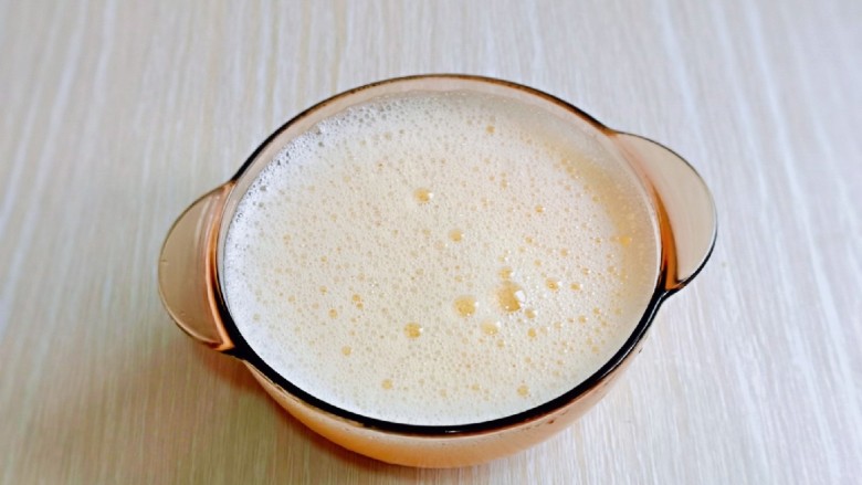 水嫩蒸蛋,加入纯净水,充分打至均匀,水量1:1.5。