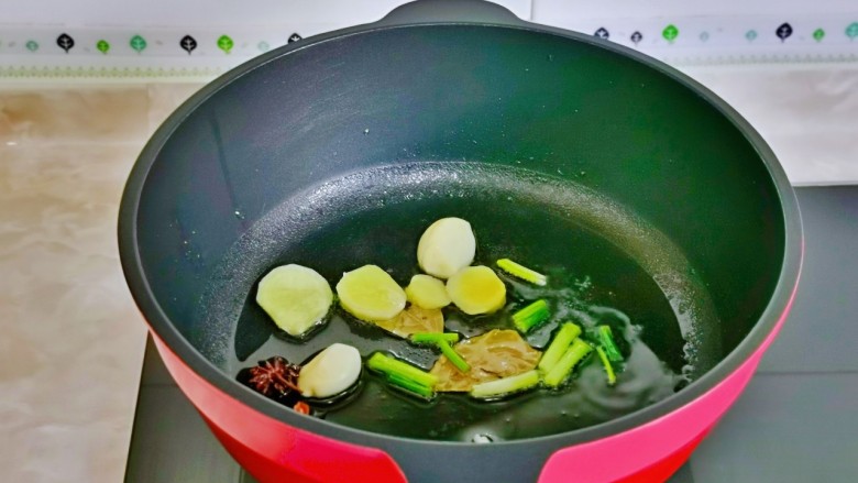 土豆炖鸡腿,起油锅,加入香料煸炒出香味。