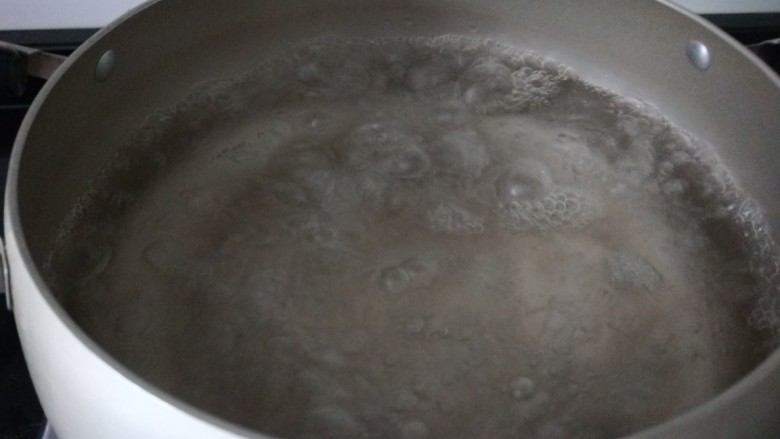 红枣小米燕麦粥,倒入600毫升<a style='color:red;display:inline-block;' href='/shicai/ 156925'>水</a>烧开。