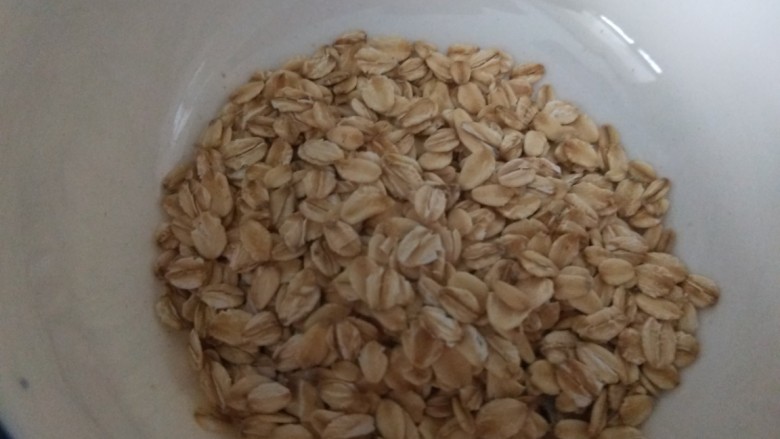红枣小米燕麦粥,燕麦50克。
