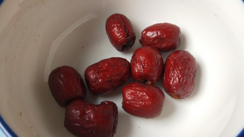 红枣小米燕麦粥,红枣八个洗干净。