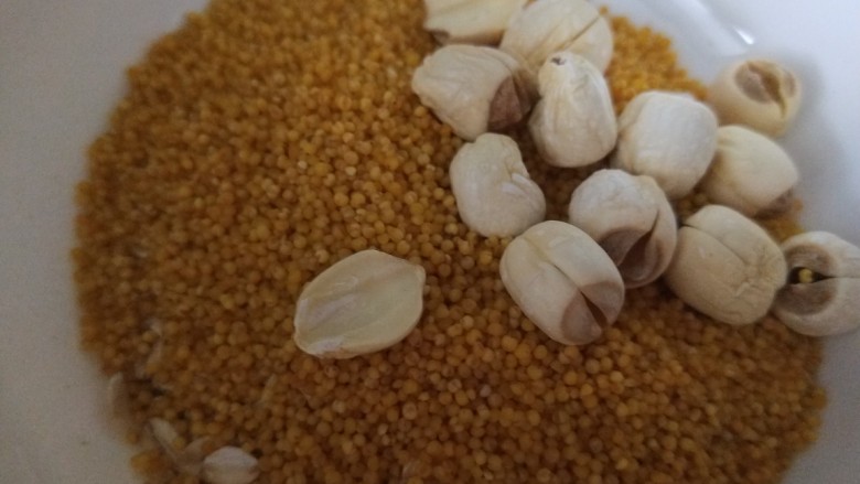 红枣小米燕麦粥,小米50克，<a style='color:red;display:inline-block;' href='/shicai/ 674'>莲子</a>适量。