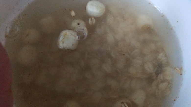红枣小米燕麦粥,冲洗干净。