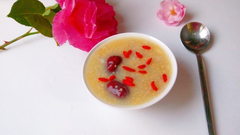 红枣小米燕麦粥,<a style='color:red;display:inline-block;' href='/shicai/ 2470'>红枣</a><a style='color:red;display:inline-block;' href='/shicai/ 493'>小米</a><a style='color:red;display:inline-block;' href='/shicai/ 495'>燕麦</a>粥。