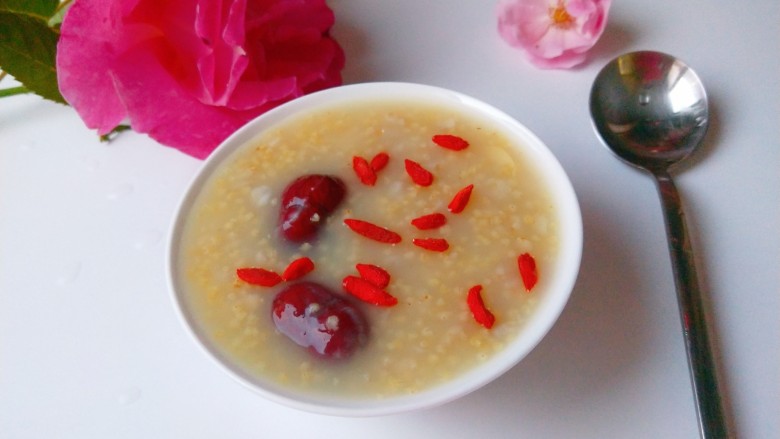 红枣小米燕麦粥,出锅撒上<a style='color:red;display:inline-block;' href='/shicai/ 673'>枸杞</a>。