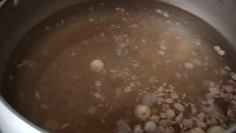 红枣小米燕麦粥,倒入锅中。