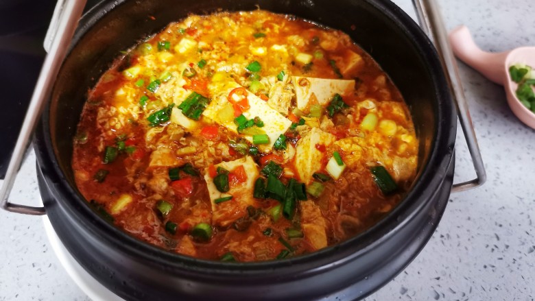 石锅豆腐,关火后,石锅还要沸腾一会儿,小心烫