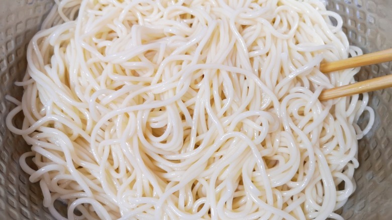 卤面条,控干水分,加入少许食用油拌匀备用。