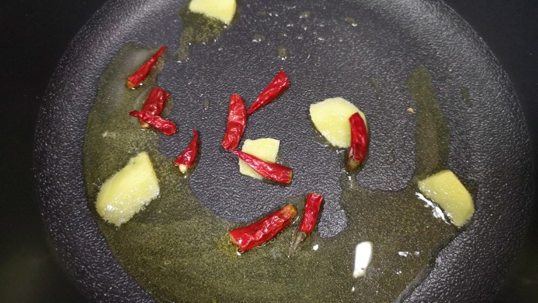 卤面条,炒锅内倒适量的食用油烧热,下入姜片和<a style='color:red;display:inline-block;' href='/shicai/ 86464'>干红辣椒</a>炒香。