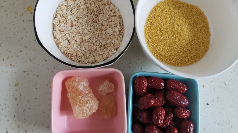 红枣小米燕麦粥,准备食材备用