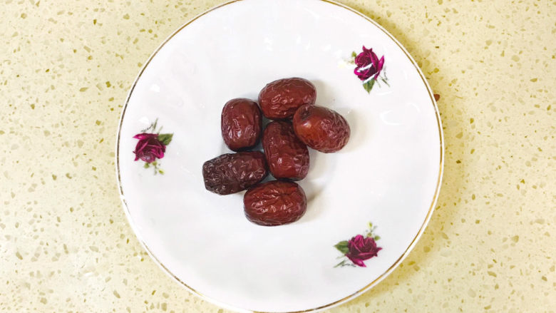 红枣小米燕麦粥,<a style='color:red;display:inline-block;' href='/shicai/ 2470'>红枣</a>洗净,用清水泡一下