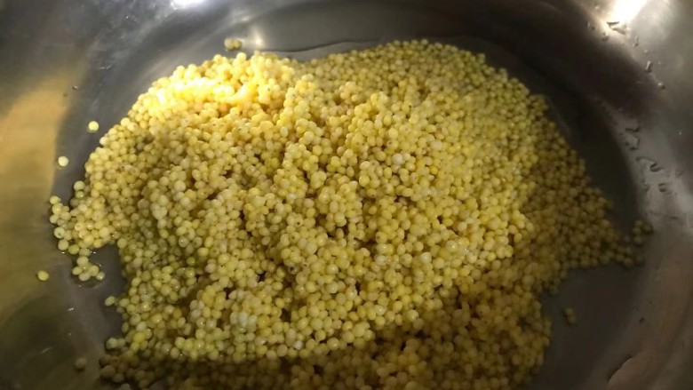 红枣小米燕麦粥,把泡好的小米洗净沥水,放入锅中